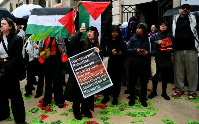 Des militants pro-palestiniens organisent une manifestation contre la participation d'Israël à la Biennale d'art de Venise, devant le pavillon israélien, le 6 mai 2026 à Venise. (Crédit :: Marco BERTORELLO / AFP)