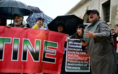 Des militants pro-palestiniens et anti-israéliens organisent une manifestation contre la participation d’Israël à la Biennale d’art de Venise, devant le pavillon israélien, le 6 mai 2026, à Venise. (Crédit:  Marco BERTORELLO / AFP)