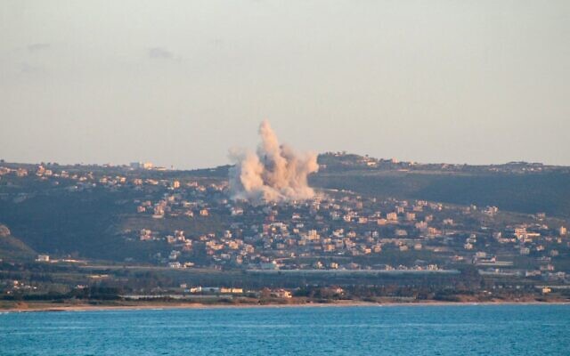 Prise depuis la ville de Tyr, dans le sud du Liban, cette image montre la fumée s'élevant du site d'une frappe aérienne israélienne qui a visé le village de Majdelzoun le 6 mai 2026. (Crédit : Kawnat HAJU / AFP)