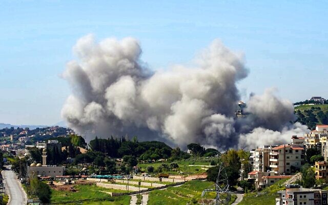 De la fumée s'élevant à la suite d'un bombardement israélien sur la ville de Nabatieh, dans le sud du Liban, le 7 mai 2026. (Crédit : Emanuel Fabian/AFP)