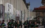 Des centaines de Palestiniens et de ressortissants étrangers ont couru le long de la barrière de sécurité israélienne en Cisjordanie, dans le cadre du marathon annuel de Palestine, dans la ville cisjordanienne de Bethléem, le 8 mai 2026. (Crédit : HAZEM BADER / AFP)