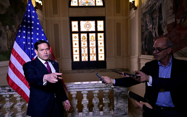 Le secrétaire d'État américain Marco Rubio s'adresse à la presse à l'ambassade des États-Unis à Rome, le 8 mai 2026. (Crédit: : Stefano RELLANDINI / POOL / AFP)