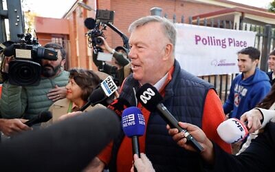 David Farley, candidat du parti One Nation, s'adresse aux médias dans un bureau de vote lors de l'élection partielle de Farrer à Albury, en Nouvelle-Galles du Sud (Australie), le 9 mai 2026. (Crédit : Hilary WARDAUGH / AFP)
