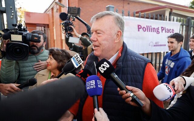 David Farley, candidat du parti One Nation, s'adresse aux médias dans un bureau de vote lors de l'élection partielle de Farrer à Albury, en Nouvelle-Galles du Sud (Australie), le 9 mai 2026. (Crédit : Hilary WARDAUGH / AFP)