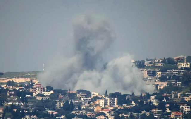 De la fumée s'élève du site d'une frappe israélienne qui a visé le village de Mayfadoun le 9 mai 2026. (Crédit: AFP)