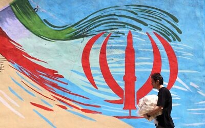 Un Iranien devant une fresque anti-américaine et anti-Israël peinte sur un mur, à Téhéran, en Iran, le 10 mai 2026. (Crédit : Atta Kenare/AFP) Un Iranien devant une fresque anti-américaine et anti-Israël peinte sur un mur, à Téhéran, en Iran, le 10 mai 2026. (Crédit : Atta Kenare/AFP)