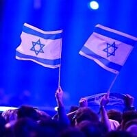 Photo d'illustration : Des supporters israéliens agitant des drapeaux avant la première demi-finale du Concours Eurovision de la chanson 2026, à la Wiener Stadthalle de Vienne, en Autriche, le 12 mai 2026. (Crédit : Tobias Schwarz/AFP)
