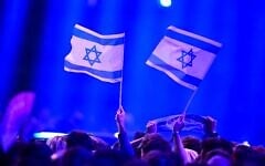 Photo d'illustration : Des supporters israéliens agitant des drapeaux avant la première demi-finale du Concours Eurovision de la chanson 2026, à la Wiener Stadthalle de Vienne, en Autriche, le 12 mai 2026. (Crédit : Tobias Schwarz/AFP)