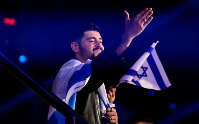 L’Israélien Noam Bettan célèbre avec ses fans après avoir été sélectionné pour la finale à l’issue de sa prestation lors de la première demi-finale du Concours Eurovision de la chanson 2026 (CEC) à la Wiener Stadthalle de Vienne, en Autriche, le 12 mai 2026. (Crédit Tobias Schwartz/AFP)