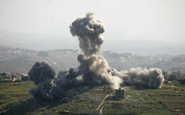 De la fumée s'élevant du site d'une frappe aérienne israélienne qui a visé le village de Deir El Zahrani, dans le sud du Liban, le 13 mai 2026. (Crédit : Kawnat Haju/AFP)