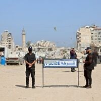 Des "policiers" du Hamas montant la garde alors que des personnes assistent à l'ouverture du huitième congrès du Fatah, à l'université al-Azhar de Gaza-City, le 14 mai 2026. (Crédit : Omar al-Qattaa/AFP)