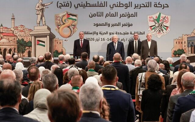 Le président de l'Autorité palestinienne, Mahmoud Abbas (2e à gauche), préside la huitième conférence du Fatah à Ramallah, en Cisjordanie, le 14 mai 2026. (Crédit : Jaafar ASHTIYEH / AFP)