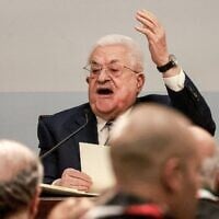 Le dirigeant de l'Autorité palestinienne, Mahmoud Abbas, s'adressant aux participants de la huitième conférence du Fatah, à Ramallah, en Cisjordanie, le 14 mai 2026. (Crédit : Jaafar Ashtiyeh/AFP)