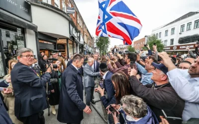 Le roi Charles III de Grande-Bretagne salue les résidents juifs de Golders Green, dans le nord-ouest de Londres, le 14 mai 2026. (Photo par Richard Pohle / POOL / AFP)