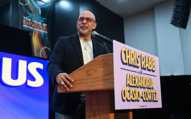 Le représentant de l’État de Pennsylvanie Chris Rabb monte sur scène pour prononcer un discours lors d’un rassemblement à Philadelphie, en Pennsylvanie, le 15 mai 2026. (Crédit : Matthew Hatcher/GETTY IMAGES NORTH AMERICA/Getty Images via AFP) Le représentant de l’État de Pennsylvanie Chris Rabb monte sur scène pour prononcer un discours lors d’un rassemblement à Philadelphie, en Pennsylvanie, le 15 mai 2026. (Crédit : Matthew Hatcher/GETTY IMAGES NORTH AMERICA/Getty Images via AFP)