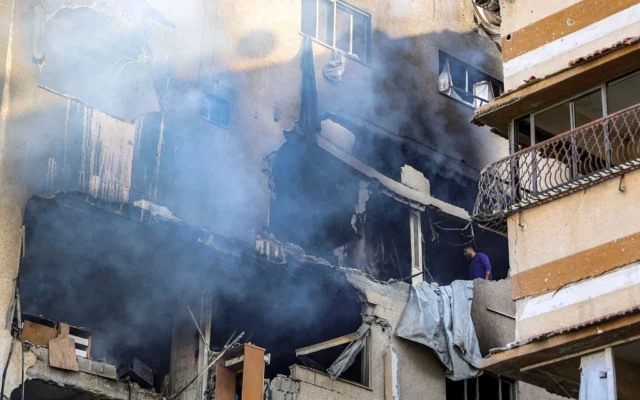 Illustration : Des personnes inspectent les dégâts causés par une frappe israélienne sur un immeuble résidentiel dans le quartier de Rimal, à Gaza, le 16 mai 2026. Israël a déclaré avoir pris pour cible Izz al-Din al-Haddad, le chef du Hamas dans la bande de Gaza et le chef de la branche militaire du groupe terroriste (Crédit: Omar AL-QATTAA / AFP)