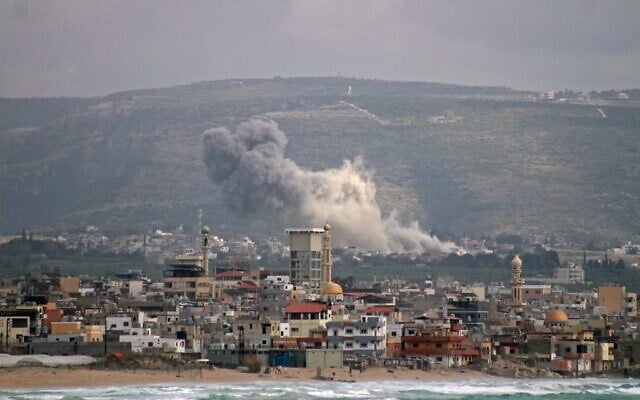 De la fumée s'élevant du site d'une frappe aérienne israélienne qui a visé le village d'al-Qlailah, dans le sud du Liban, le 16 mai 2026. (Crédit : Kawnat Haju/AFP)