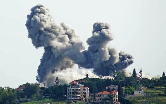 De la fumée s'élevant du site d'une frappe aérienne israélienne, dans le village de Choukine, au sud du Liban, le 17 mai 2026. (Crédit : Abbas Fakih/AFP)