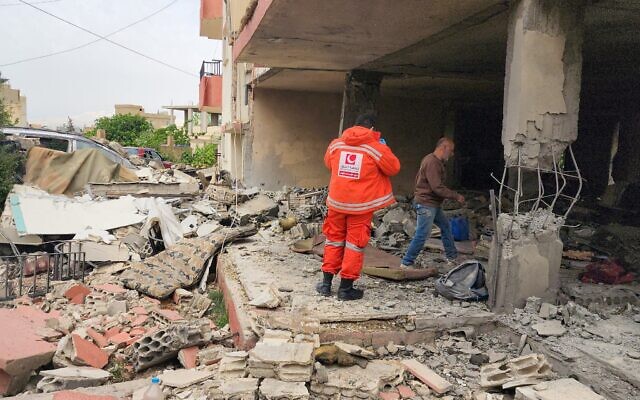 Un secouriste inspectant les dégâts causés par une frappe israélienne sur un immeuble, à Baalbek, au Liban, le 18 mai 2026. (Crédit : AFP)