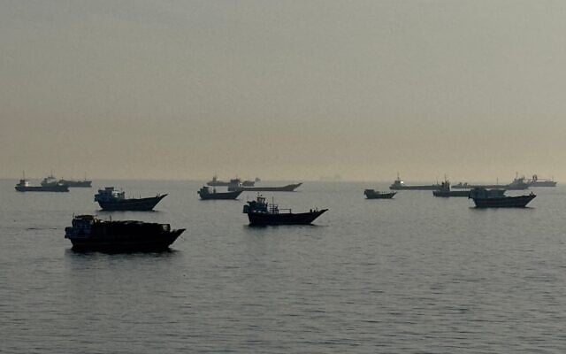 Des navires  à l'ancrage dans le détroit d'Ormuz, au large de la ville portuaire de Khasab, sur la péninsule de Musandam, au nord d'Oman, le 17 mai 2026. (Crédit : AFP)