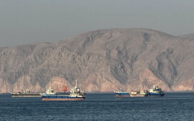 Des navires sont visibles au mouillage dans le détroit d'Ormuz, au large de la ville portuaire de Khasab, sur la péninsule de Musandam, au nord d'Oman, le 17 mai 2026. (Crédit: AFP)