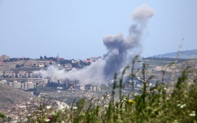 De la fumée s'élevant à la suite d'une frappe israélienne sur le village de Kfar Roummane, dans le district de Nabatieh, au sud du Liban, le 19 mai 2026. (Crédit : AFP)
