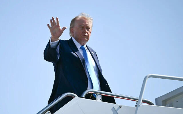 Le président américain Donald Trump salue la foule alors qu’il monte à bord d’Air Force One sur la base militaire d’Andrews, dans le Maryland, le 20 mai 2026. (Kent NISHIMURA / AFP)