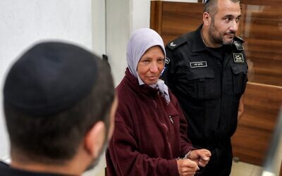 L'activiste israélienne Zohar Regev,  arrêtée par la marine israélienne à bord de la Global Sumud Flotilla, arrivant au tribunal d'Ashkelon, dans le sud d'Israël, le 21 mai 2026. (Crédit : Jack Guez/AFP)