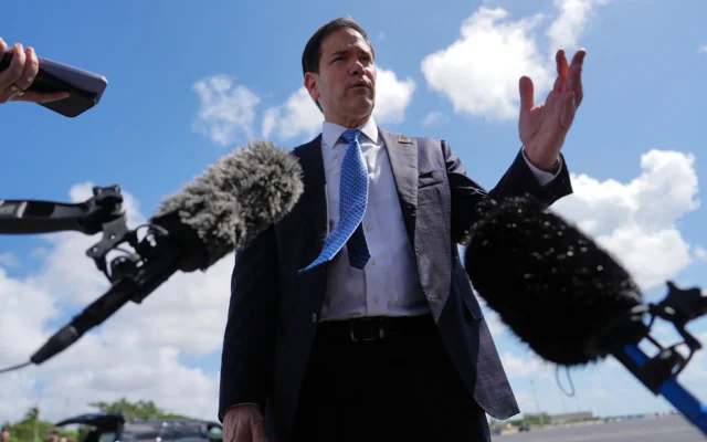 Le secrétaire d’État américain Marco Rubio s’adresse à la presse avant d’embarquer dans son avion à la base aérienne de Homestead, en Floride, le 21 mai 2026. (Crédit : Julia Demaree Nikhinson/AFP) Le secrétaire d’État américain Marco Rubio s’adresse à la presse avant d’embarquer dans son avion à la base aérienne de Homestead, en Floride, le 21 mai 2026. (Crédit : Julia Demaree Nikhinson/AFP)