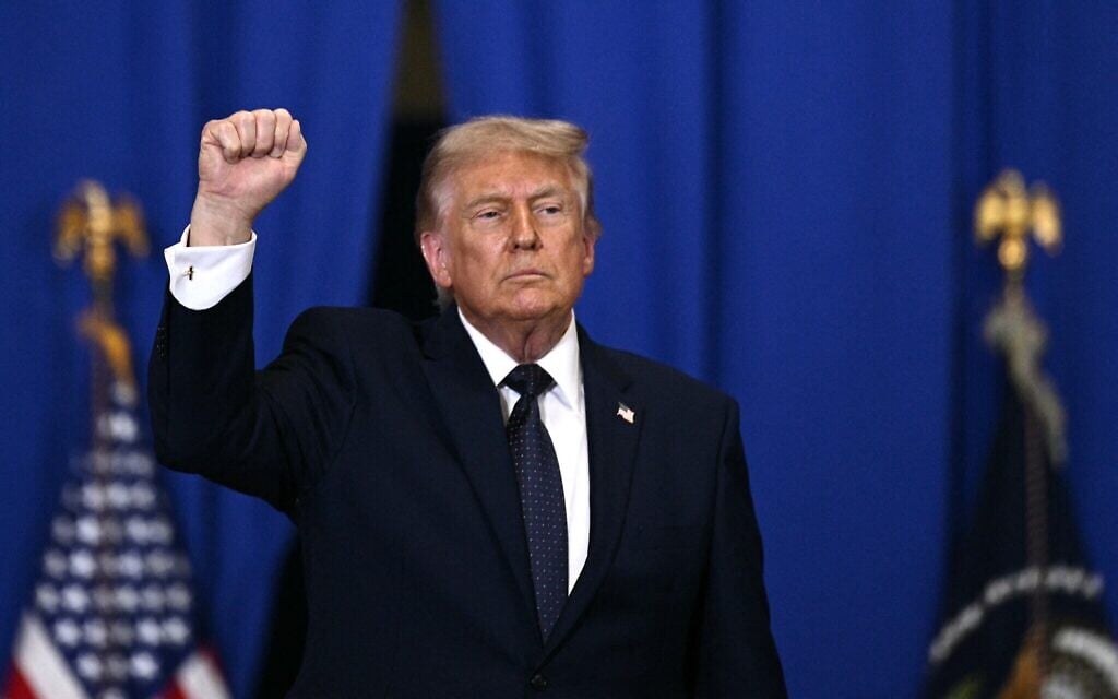 Le président américain Donald Trump, le poing levé après avoir prononcé un discours sur l'économie, au Rockland Community College Fieldhouse, à Suffern, dans l'État de New York, le 22 mai 2026. (Crédit : Brendan Smialowski/AFP)