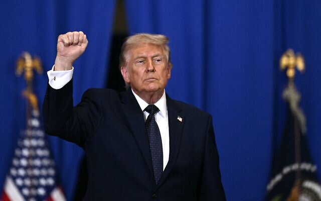 Le président américain Donald Trump, le poing levé après avoir prononcé un discours sur l'économie, au Rockland Community College Fieldhouse, à Suffern, dans l'État de New York, le 22 mai 2026. (Crédit : Brendan Smialowski/AFP)