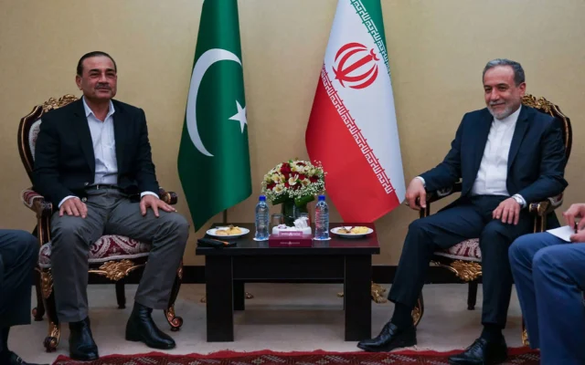 Le ministre iranien des Affaires étrangères Abbas Araghchi, à droite, rencontre le chef de l'armée pakistanaise Syed Asim Munir à Téhéran, en Iran, le 23 mai 2026. (Crédit : Ministère iranien des Affaires étrangères / AFP) Le ministre iranien des Affaires étrangères Abbas Araghchi, à droite, rencontre le chef de l'armée pakistanaise Syed Asim Munir à Téhéran, en Iran, le 23 mai 2026. (Crédit : Ministère iranien des Affaires étrangères / AFP)