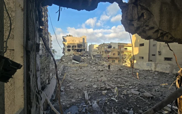 Un homme cherche ses effets personnels parmi les décombres d'un bâtiment détruit sur le site d'une frappe israélienne dans la ville côtière de Tyr, au sud du Liban, le 23 mai 2026. (Crédit: KAWNAT HAJU / AFP)