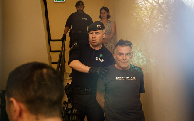 La Française Marine R. (en haut à droite) et le Français Marc B. (en bas à droite) sont escortés hors du tribunal de Setúbal, au Portugal, où ils comparaissaient, soupçonnés d'abandon d'enfants, le 23 mai 2026. (Crédit : FILIPE AMORIM / AFP)
