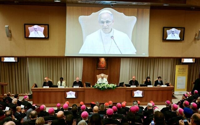 Le pape Léon XIV lors de la présentation de sa première encyclique, Magnifica Humanitas (Humanité magnifique), au Vatican, le 25 mai 2026. (Crédit : Alberto PIZZOLI / AFP)