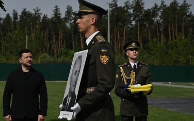 Le président ukrainien Volodymyr Zelensky (à gauche) assiste, en compagnie de son épouse Sofia, à la cérémonie de réinhumation d'Andrïï Melnyk, collaborateur nazi décédé en 1964 et ancien chef d'une branche de l'Organisation des nationalistes ukrainiens (OUN), au cimetière militaire national près de Kiev, le 25 mai 2026 (Photo : Genya SAVILOV / AFP)