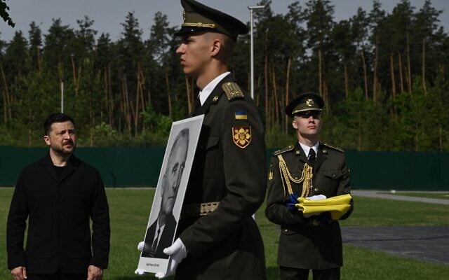 Le président ukrainien Volodymyr Zelensky (à gauche) assiste, en compagnie de son épouse Sofia, à la cérémonie de réinhumation d'Andrïï Melnyk, collaborateur nazi décédé en 1964 et ancien chef d'une branche de l'Organisation des nationalistes ukrainiens (OUN), au cimetière militaire national près de Kiev, le 25 mai 2026 (Photo : Genya SAVILOV / AFP)