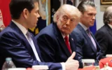 Le secrétaire d’État Marco Rubio (à gauche) prend la parole tandis que le président américain Donald Trump et le secrétaire à la Guerre Pete Hegseth l’écoutent lors d’une réunion du Conseil des ministres dans la salle du Conseil des ministres de la Maison Blanche, le 27 mai 2026 à Washington, DC. (Crédit: WIN MCNAMEE / GETTY IMAGES NORTH AMERICA / Getty Images via AFP)