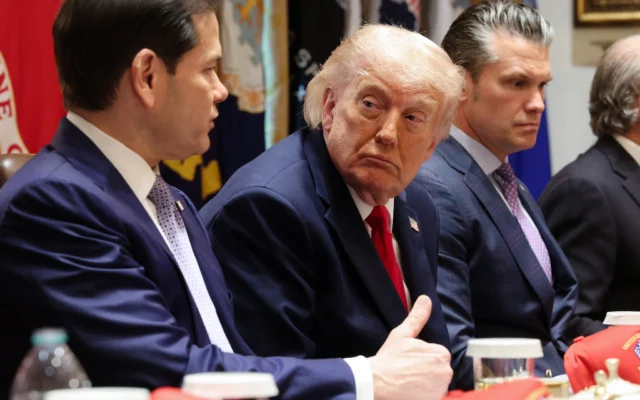 Le secrétaire d’État Marco Rubio (à gauche) prend la parole tandis que le président américain Donald Trump et le secrétaire à la Guerre Pete Hegseth l’écoutent lors d’une réunion du Conseil des ministres dans la salle du Conseil des ministres de la Maison Blanche, le 27 mai 2026 à Washington, DC. (Crédit: WIN MCNAMEE / GETTY IMAGES NORTH AMERICA / Getty Images via AFP)