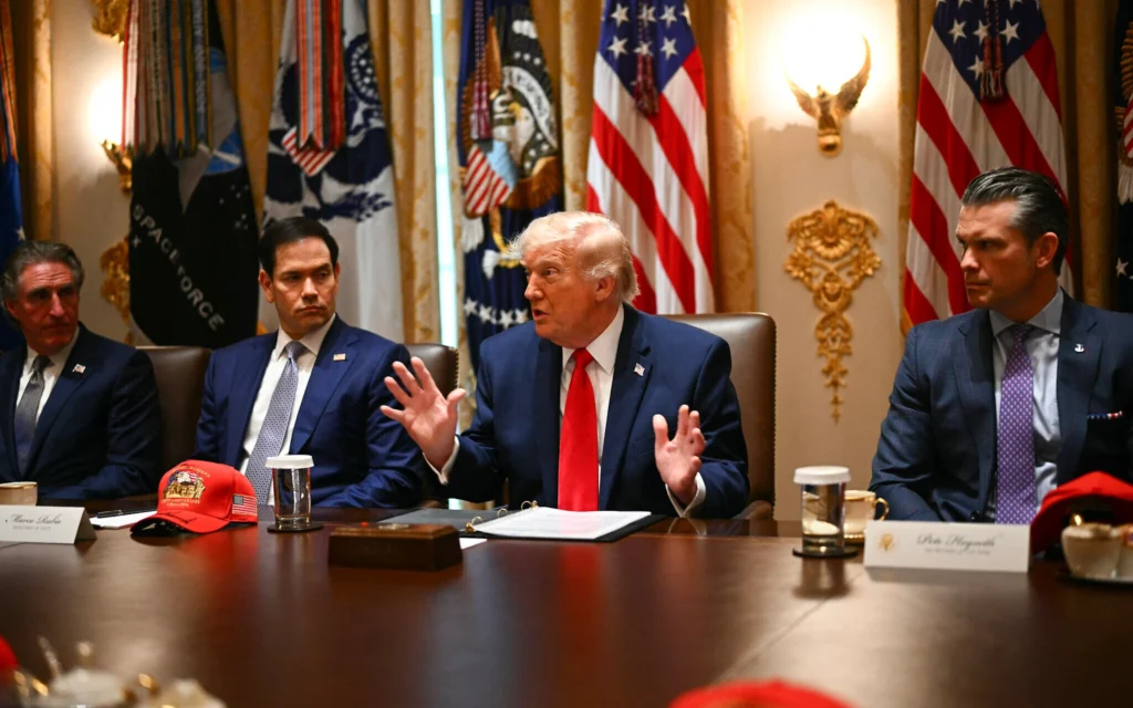 Le secrétaire américain à l'Intérieur, Doug Burgum (à gauche), le secrétaire d'État américain, Marco Rubio (2e à gauche), et le secrétaire américain à la Défense, Pete Hegseth (à droite), écoutent le président américain Donald Trump s'exprimer lors d'une réunion du Conseil des ministres à la Maison Blanche, à Washington, le 27 mai 2026. (Kent