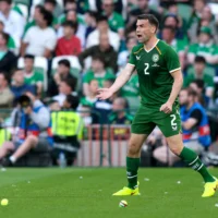 Le défenseur de l'équipe irlandaise Seamus Coleman réagit alors que des balles de tennis ornées de drapeaux palestiniens sont lancées sur le terrain lors du match amical international de football entre la République d'Irlande et le Qatar, à l'Aviva Stadium de Dublin, en Irlande, le 28 mai 2026. (Crédit: Paul Faith/AFP)
