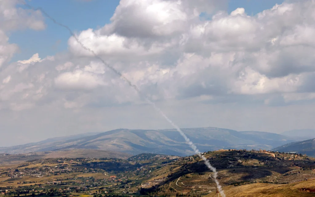 Le système de défense antimissile Dôme de fer intercepte des projectiles tirés par le Hezbollah au-dessus du sud du Liban, vu depuis la Haute Galilée, au nord d’Israël, le 29 mai 2026. (Crédit :Jalaa Marey/AFP)