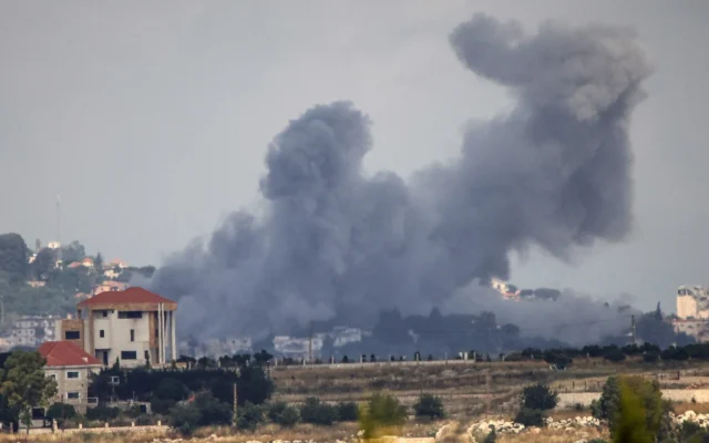 Une photo prise depuis le secteur de Marjayoun, dans le sud du Liban, montre de la fumée s'élevant après une frappe aérienne israélienne sur le village de Mayfadoun, le 30 mai 2026. (Crédit: AFP)