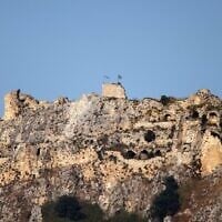 Les drapeaux d'Israël et de la brigade Golani flottant au-dessus du château de Beaufort, dans le sud du Liban, vus depuis la région de Marjayoun, dans le sud du Liban, le 31 mai 2026. (Crédit : AFP)