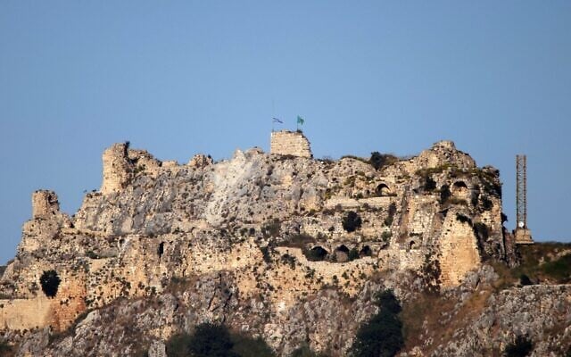 Les drapeaux d'Israël et de la brigade Golani flottant au-dessus du château de Beaufort, dans le sud du Liban, vus depuis la région de Marjayoun, dans le sud du Liban, le 31 mai 2026. (Crédit : AFP)