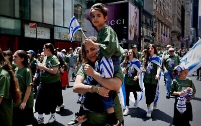 Des participants brandissent des drapeaux israéliens lors du défilé de la Journée d'Israël à New York, le 31 mai 2026. (Photo : Kena Betancur / AFP) Des participants brandissent des drapeaux israéliens lors du défilé de la Journée d'Israël à New York, le 31 mai 2026. (Photo : Kena Betancur / AFP)