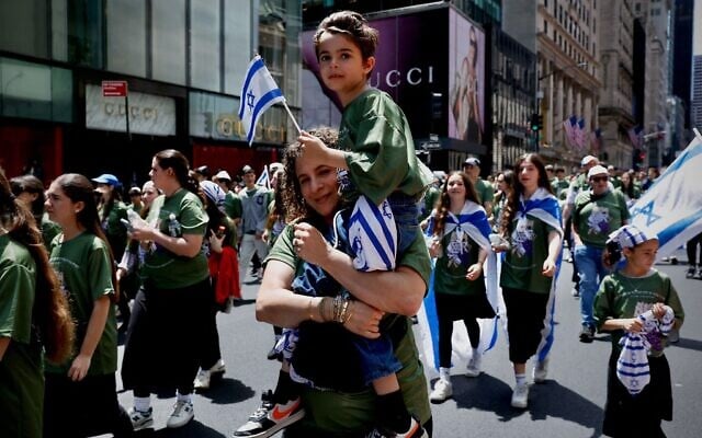 Des participants brandissent des drapeaux israéliens lors du défilé de la Journée d'Israël à New York, le 31 mai 2026. (Photo : Kena Betancur / AFP)