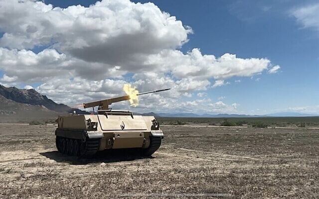 Le démonstrateur de technologie robotique de BAE Systems touche une cible au sol avec un missile APKWS à guidage laser, sur une photo non datée. (Crédit : Business Wire via AP)