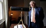 David Attenborough contemplant la vue depuis une fenêtre lors de sa visite pour l'inauguration de l'exposition « Turner and The Thames », dans la demeure récemment restaurée du peintre paysagiste britannique J.M.W. Turner, à Twickenham, à Londres, le 10 janvier 2020. (Crédit : Kirsty Wigglesworth/AP)