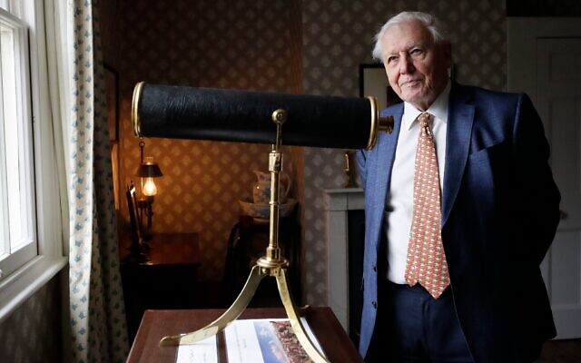 David Attenborough contemplant la vue depuis une fenêtre lors de sa visite pour l'inauguration de l'exposition « Turner and The Thames », dans la demeure récemment restaurée du peintre paysagiste britannique J.M.W. Turner, à Twickenham, à Londres, le 10 janvier 2020. (Crédit : Kirsty Wigglesworth/AP) David Attenborough contemplant la vue depuis une fenêtre lors de sa visite pour l'inauguration de l'exposition « Turner and The Thames », dans la demeure récemment restaurée du peintre paysagiste britannique J.M.W. Turner, à Twickenham, à Londres, le 10 janvier 2020. (Crédit : Kirsty Wigglesworth/AP)